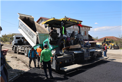 Büyükşehir asfalt sezonunu Akyazı’da açtı: 3 mahalleyi kapsayan 8 kilometrelik yol sıcak asfaltta buluşuyor