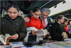 Sakarya'da çocukların 'ufkuna' ışık olacak edebiyat fuarı başladı: İlk günden binlerce misafir akın etti...