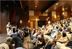 AKM’de dolu salonda konuşan Prof. Dr. Tarhan: “Empati ve anlayış büyük önem taşıyor”