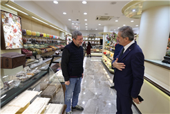 “Vatandaşlarla kucaklaştı, talepleri dinledi, Ramazan ayını tebrik etti”