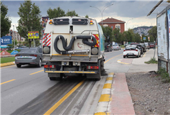 Büyükşehir ekipleri yağışın bıraktığı çamur ve tozları temizliyor