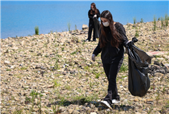 Göl havzasına bırakılan atıklar gönüllü öğrencilerin desteğiyle temizlendi