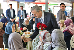 “Anne sadece evlat büyüten değil, geleceğin temellerini atan güçlü bir rehberdir”