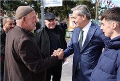 “Vatandaşlarla kucaklaştı, talepleri dinledi, Ramazan ayını tebrik etti”