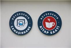 Sakarya’da öğrenciler çamaşırları yıkanırken kitap okuyor