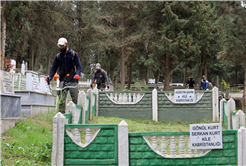 Büyükşehir’den hummalı bayram mesaisi: Mezarlıklar tek tek hazırlanıyor