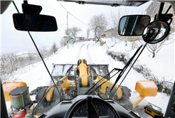 Büyükşehir duraksız kar mesaisiyle grup yollarının tamamını ulaşıma açtı