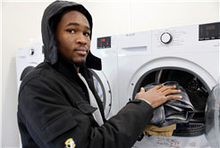 Sakarya’da üniversite öğrencisinin ‘çamaşır yıkama’ derdi bitti