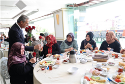 “Anne sadece evlat büyüten değil, geleceğin temellerini atan güçlü bir rehberdir”