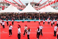 Alemdar miniklerin 23 Nisan coşkusuna ortak oldu: “Tüm çocuklarımızın bayramı kutlu olsun”