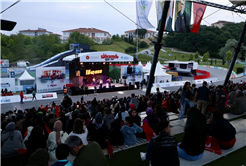 Bayramda önce yarış sonra konser coşkusu: Yüzlerce sporsever vadiyi ay-yıldızla süsledi