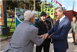 “Vatandaşlarla kucaklaştı, talepleri dinledi, Ramazan ayını tebrik etti”