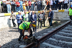 Şehri ikiye ayıran raylar yer altına alınıyor, üzeri yeşil alan oluyor: Sahada ilk ray sökümü için makineler çalıştı