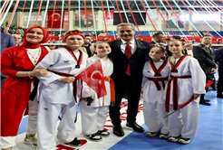 “Gençlerimizin yanında oluyor, onların sporla, sanatla ve eğitimle iç içe büyümesi için gereken desteği sunuyoruz”