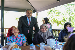 “Yaşlılarımızın yanında olmaya devam edeceğiz”
