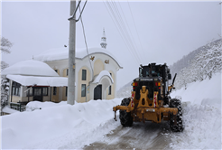 Büyükşehir 24 saat kar mesaisinde: 17 grup yolundan 10’u ulaşıma açıldı