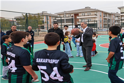 “Gençlerimizin sporla büyüyeceği 10 futbol, basketbol, voleybol sahası hazır”