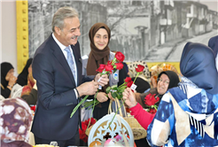“Anne sadece evlat büyüten değil, geleceğin temellerini atan güçlü bir rehberdir”