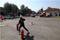 Minik itfaiyecilerin ateşle mücadelesi: Günün kahramanları minikler oldu