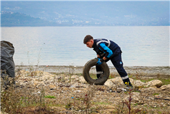 Sapanca Gölü kıyılarında ekosistemi koruyan temizlik çalışması sürüyor