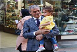Başkan Yusuf Alemdar vatandaşla kucaklaşıp bayramlaştı: “Memlekete hizmet bizim için en büyük bayramdır”