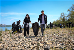 Göl havzasına bırakılan atıklar gönüllü öğrencilerin desteğiyle temizlendi