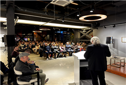 “Her yazar kendi sesini bulmalı ve sabırla yazmayı sürdürmelidir”