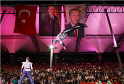 Vadideki dünya sahnesi İlyas Yalçıntaş konseri ve sahne şovlarıyla şölene dönüştü