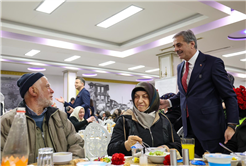 “Başımızın tacı büyüklerimizi asla yalnız bırakmayacağız”