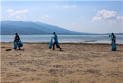 Sapanca Gölü çevresinden 2 ton çöp toplandı