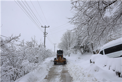 Büyükşehir 24 saat kar mesaisinde: 17 grup yolundan 10’u ulaşıma açıldı