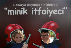 Minik itfaiyecilerin ateşle mücadelesi: Günün kahramanları minikler oldu