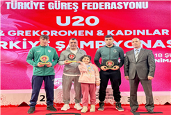 Büyükşehirli güreşçilerden Ankara’da madalya yağmuru