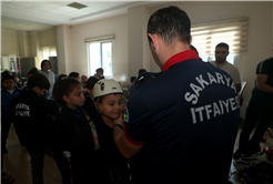 Minik itfaiyecilerin ateşle mücadelesi: Günün kahramanları minikler oldu