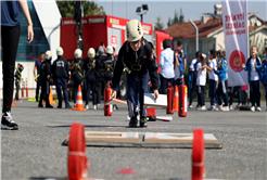 Minik itfaiyecilerin ateşle mücadelesi: Günün kahramanları minikler oldu