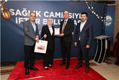 “Vefası ve fedakarlığıyla sağlık camiası her övgüyü fazlasıyla hak ediyor”