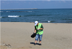 İsveç’te başlayan ‘plogging’ akımı Karasu Sahili’ne ulaştı: Elde poşetlerle baştan sona kadar… 