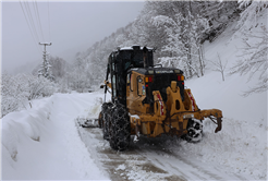Büyükşehir 24 saat kar mesaisinde: 17 grup yolundan 10’u ulaşıma açıldı