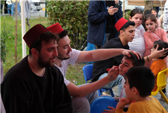 Sakarya’da Ramazan’ın neşesini şehrin dört bir yanına taşıyorlar: Gösteriler, oyunlar, ikramlar…