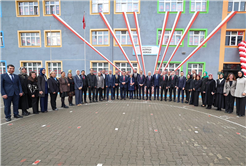 Yusuf Alemdar çocukların karne sevincini paylaştı: “Geleceğe doğru attığınız her adımda yanınızda biz olacağız”