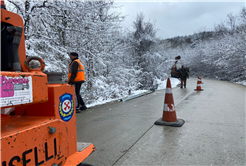 Büyükşehir’den şehrin kuzeyindeki 10 mahalleye güvenli sürüş için çelik bariyer montajı