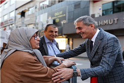 Başkan Yusuf Alemdar vatandaşla kucaklaşıp bayramlaştı: “Memlekete hizmet bizim için en büyük bayramdır”