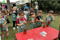 Minik bahçıvanlar çiçeklerle geleceği şekillendiriyor 