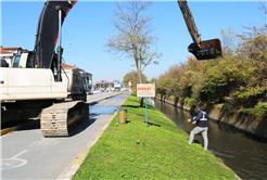 Büyükşehir Çark Deresi’ni temizliyor