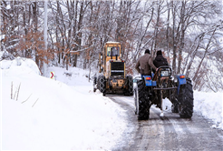 Büyükşehir karla mücadele çalışmalarını sürdürüyor 41 mahalle yolu ulaşıma açıldı