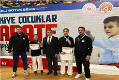 Büyükşehir’den minderde çifte zafer: Betül ve Sümeyye fırtına gibi esti 