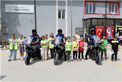 En renkli trafik etkinliği yine Büyükşehir’den: Güvenli trafiğin şartlarını ‘tebessümle’ öğrendiler