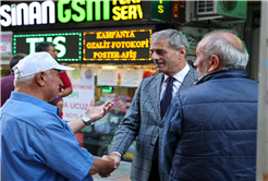 Başkan Yusuf Alemdar vatandaşla kucaklaşıp bayramlaştı: “Memlekete hizmet bizim için en büyük bayramdır”