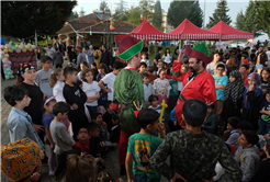 Sakarya’da Ramazan’ın neşesini şehrin dört bir yanına taşıyorlar: Gösteriler, oyunlar, ikramlar…