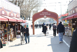 Kitap Sokağı Ramazan akşamlarında kitapseverlerin buluşma noktası oldu